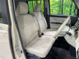 運転席まわりには十分なスペースがあり、大柄な方でもゆったり運転していただける環境です。