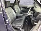 フロントシートです!!ベンチシートなので座席の移動もスムーズに出来ます!!足元も広く運転も楽ですよ!!