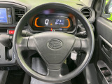 インテリアに合わせたデザインのステアリングは、運転される方のことも考え、運転しやすい形状、大きさです。是非一度、実際に触ってお確かめください。