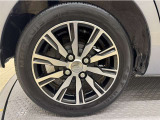 アルミホイール付き!「純正」なので車のデザインともマッチしています。お洒落は足元から。。。といいますから♪