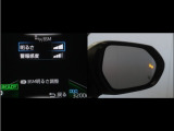 隣車線を走る車両をレーダーで検知し、ドアミラーでは確認しにくい後側方エリアに存在する車両に加え、急接近してくる車両も検知します。車両を検知するとドアミラーに搭載されたLEDインジケーターが点灯します。