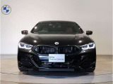 【BMWの伝統-1】BMWの特徴的な&ldquo;キドニーグリル&rdquo;は、80年以上続く伝統の形でございます。変わらないこだわりのデザインが、プレミアムブランド&ldquo;BMW&rdquo;を創り出します。