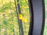 【ブラインドスポットモニター】走行中、ドアミラーの死角になりやすい箇所に後続車が接近するとサイドミラー付近に警告を表示、ドライバーに注意喚起をしてくれます。