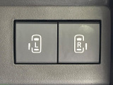 【両側パワースライドドア】スマートキーや運転席のスイッチで後席両側スライドドアの開閉が可能♪電動だから力を入れてドアを開ける必要が無く、小さなお子様でも簡単に開け閉めでき快適です♪