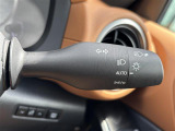 【オートライト(AUTO)】外の明るさをシステムが感知して、自動でヘッドライトが点灯します。ヘッドライトをつけ忘れを防ぐ便利機能です。