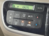 【オートエアコン】一度お好みの温度に設定すれば、車内の温度を検知し風量や温度を自動で調整。暑い&hellip;寒い&hellip;と何度もスイッチ操作をする必要はありません。快適な車内空間には必須の機能ですね♪