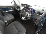 シンプルで使いやすいデザインの運転席です。