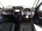 革巻きステアリングで快適な操作性の運転席です。