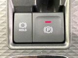 【電動パーキングブレーキ】パーキングブレーキは便利な電動式!ボタン一つで操作でき、アクセルを踏めば自動で解除されます♪レバーやペダルが無いので運転席廻りもすっきりしますね♪