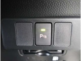 コーナーセンサーを車の前後に装備。障害物までの距離に応じて警告音を変えてお知らせ。縦列駐車時や駐車場・車庫などでの取り回しをサポートします。詳細は販売店スタッフまでおたずねください。