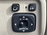 ◆【電動格納ミラー】運転席のスイッチで、ドアミラーの開閉や角度の調整ができます。