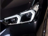 【LEDヘッドライト】先進のLEDテクノロジーを採用。放射される白色光の周波特性は太陽光に近く、バイキセノン・ヘッドライトを上回るコントラストで更に明るく輝きます!