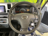 インテリアに合わせたデザインのステアリングは、運転される方のことも考え、運転しやすい形状、大きさです。是非一度、実際に触ってお確かめください。