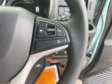 【クルーズコントロール】アクセル操作なしで一定速度を保つ機能。先行車との距離を自動調整する追従型が主流で、高速走行時の疲労を劇的に軽減します。長距離移動が多いお客様への商談では必須の快適装備です。