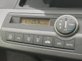 【オートエアコン】一度お好みの温度に設定すれば、車内の温度を検知し風量や温度を自動で調整。暑い&hellip;寒い&hellip;と何度もスイッチ操作をする必要はありません。快適な車内空間には必須の機能ですね♪