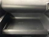 助手席側のインパネトレイは大きくてボックスティッシュも置けます!