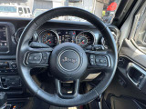 操作性の良いハンドルで運転中のストレスも軽減されます。