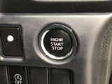 エンジンスタートスイッチです。キーが車内にあれば、エンジンの始動や停止はスイッチを押すだけ!キーを取り出す手間を省き、ワンプッシュで操作できるので簡単でスムーズです。