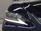 LEDヘッドランプにはアダプティブハイビームシステム「AHS」を採用。光検出カメラで車両検出をし、先行車や対向車に直接ハイビームを当てないように部分遮光します。