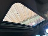 【サンルーフ】開放感たっぷりの希少装備、サンルーフが装着されています!車内に明かりを取り入れたり景色を楽しむ以外にも、車内の空気も簡単に換気できて快適です!
