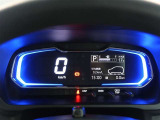 とっても見やすいメーターです。夜間時はラグジュアリーな気分にさせてくれる照明が魅力ですので、夜のドライブも楽しみになりますよ♪