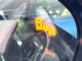 【ブラインドスポットモニター】走行中、ドアミラーの死角になりやすい箇所に後続車が接近するとサイドミラーのレンズに警告を表示!ドライバーに注意喚起をしてくれます。