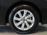 純正のアルミホイール装着車です。タイヤサイズは185/65R15です。