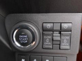 電子カードキーをポケットやバッグの中に入れておいたままでも、ブレーキを踏みながらボタンを押すだけで、スマートにエンジンスタートできます♪