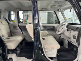 運転席の足元は広々としており、座席は大きく前後にスライド出来るので自分に合ったポジションで運転する事が出来ます。アクセルやブレーキにクセもなくとても運転のしやすい車両です。
