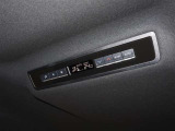 後席エアコン操作部。車内はいつも快適なドライブが楽しめます♪