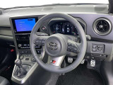 ドライバーファーストのコックピットを実現するために、スペースやレイアウトの工夫を施すことで、運転に集中しやすく、走りを存分に楽しめる設計になっています。