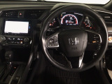 【ハンドル】運転にかかわる様々な操作を安全に行えるように視点移動が少なく操作性に配慮されたスイッチ類が凝縮されたコックピットです。
