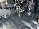 運転席足元広々!