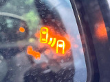 【ブラインドスポットモニター】走行中、ドアミラーの死角になりやすい箇所に後続車が接近するとサイドミラーのレンズに警告を表示!ドライバーに注意喚起をしてくれます。