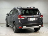 左ななめ後ろから撮影した、リアまわりのデザインや車両全体のバランスを確認できる写真です。リアフェンダーやテールまわりの形状、ボディラインのつながりなど、外観の印象を把握しやすくなっています。