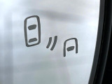 【ブラインドスポットモニター】走行中、ドアミラーの死角になりやすい箇所に後続車が接近するとサイドミラー付近に警告を表示、ドライバーに注意喚起をしてくれます。