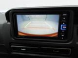 後退時に車両の後ろ側をモニター画面に表示します。車庫入れなどでバックする際に後方確認ができて便利です。車庫入れが苦手な人もこれで安心。