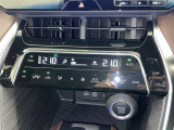 左右独立温度コントロールフルオートエアコンです。運転席、助手席それぞれで独立して温度設定ができます。冷え性の方が乗っても安心ですね♪