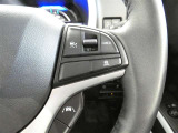 ステアリングスイッチでクルーズコントロール機能の操作ができます。長距離の高速走行時の疲労軽減や燃費に役立ちます。