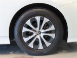 純正のアルミホイール装着車です。タイヤサイズは195/65R15です。