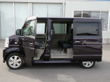 両面スライドドアとなっております!狭い場所に駐車した時に安心して横にスライドして乗り降りできますよ!