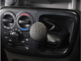 【シフトレバー】シフトもとても操作しやすいデザインになっております。運転する人の事を第一に考えた操作性の高い仕様です。