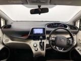 シンプルながら機能性あふれる運転席廻りです。視界性もよく、運転しやすいですよ。