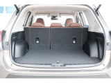車体構造の見直しや、新型パワーリヤゲートの採用により、荷室幅および荷室開口部を拡大。サイズの大きな荷物の出し入れがしやすくなっております。