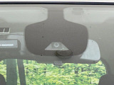 【エマージェンシーブレーキ】走行中に前方の車両等を認識し、衝突しそうな時は警報とブレーキで衝突回避と被害軽減をアシスト。より安全にドライブをお楽しみいただけます。