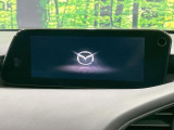 【8インチマツダコネクト】車内の雰囲気にマッチした大型のディスプレイ。スマホ接続でのナビ使用やBluetooth再生等、様々な機能が楽しめます。直感的なダイヤル操作が可能で、使い勝手も良好です。