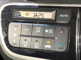 【オートエアコン】一度お好みの温度に設定すれば、車内の温度を検知し風量や温度を自動で調整。暑い&hellip;寒い&hellip;と何度もスイッチ操作をする必要はありません。快適な車内空間には必須の機能ですね♪