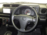 運転席まわりです。 各操作スイッチは使いやすい位置に配置されてます。