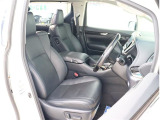 お車選びをお楽しみ頂けるよう、在庫車の展示スペースを十分に確保しております。