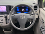 インテリアに合わせたデザインのステアリングは、運転される方のことも考え、運転しやすい形状、大きさです。是非一度、実際に触ってお確かめください。